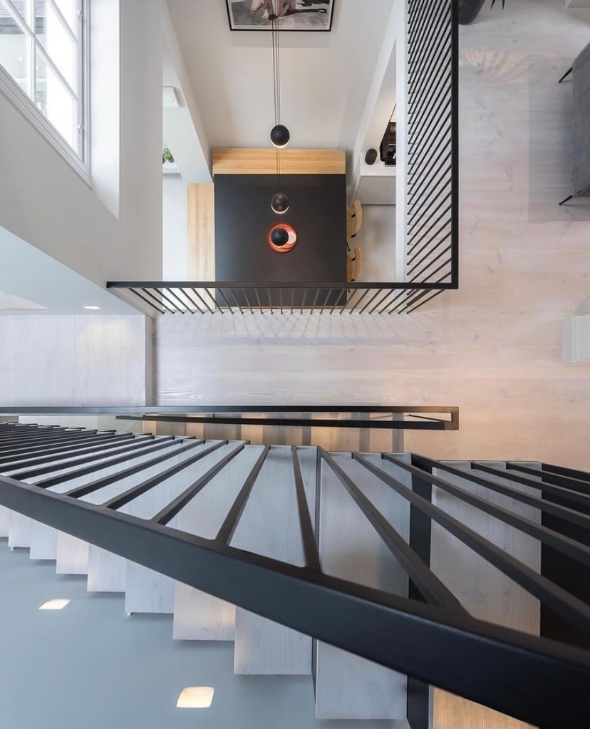 Three floors of architectural genius by @maxwellandcompany showcase a thoughtfully curated materials palette used to connect one floor to the next. Each level of the property is connected seamlessly via douglas fir boards and stair treads, finished with a subtle shadow gap.