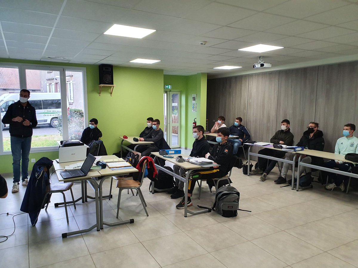 #ORIENTATION
Nos élèves de 1ère et Term ont assisté à une intervention d'Alexandre Pattard, formateur à la MFR de Mozas sur la poursuite d'étude en CS-Conducteur de Travaux en Entreprise de Travaux Agricoles par apprentissage. 
L'intervention a été très appréciée par nos élèves.