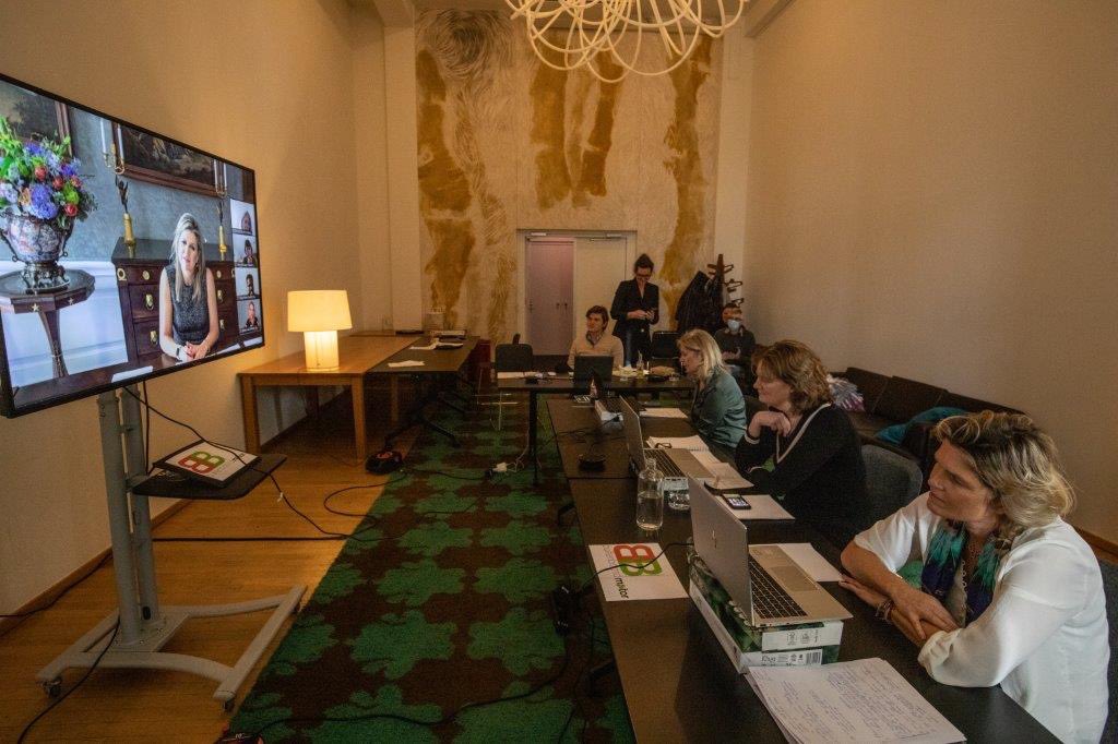 koninklijkhuis's tweet photo. Koningin Máxima, lid @comitevooro, brengt met SER-voorzitter Mariëtte Hamer een virtueel werkbezoek aan de Stichting De Buitenboordmotor. Deze stichting ontwikkelt een systeem om de intersectorale overstap van baan naar baan te vereenvoudigen. 
https://t.co/5iLwZqKsLV https://t.co/OP27ajXfuC