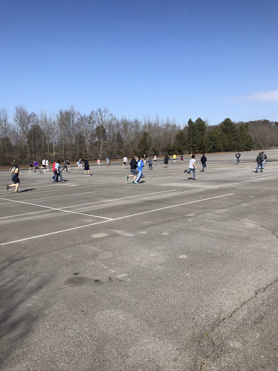 WVHSwellness's tweet photo. Fitness in the upper parking lot on this beautiful day! @WalkerValleyHS @SafflesSlater https://t.co/LCim3aXddv