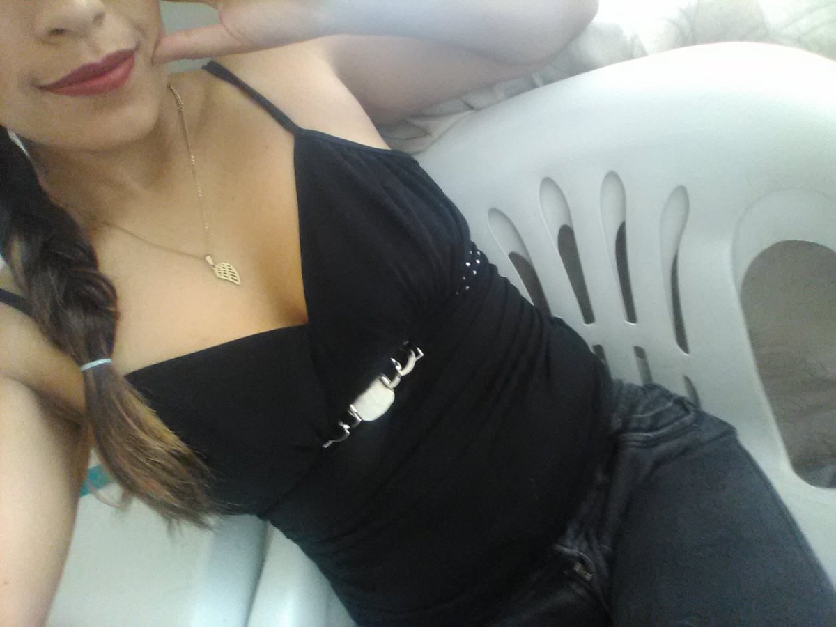 Mucha ropa quien se anima a serme compañia un rato estoy disponible 😈😈😈