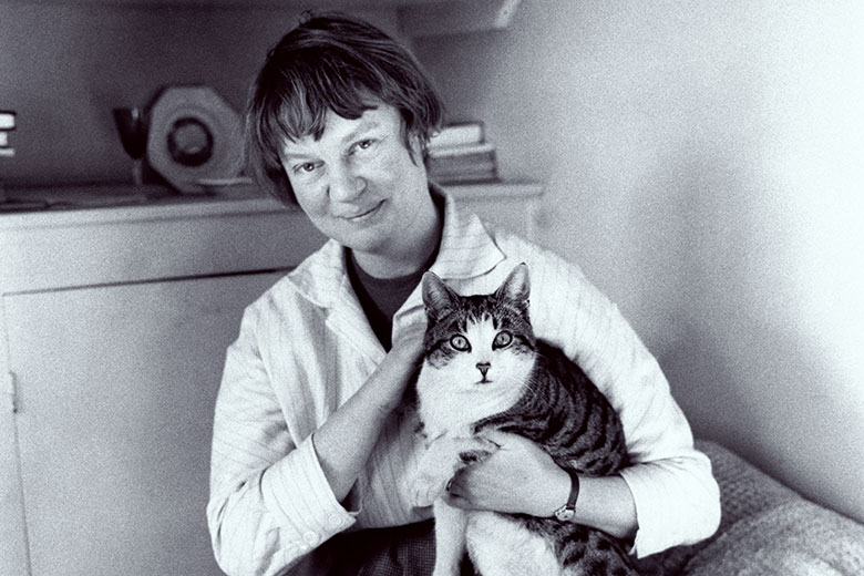 A thread of philosophers with cats. First up, Iris Murdoch with this shocked feline.