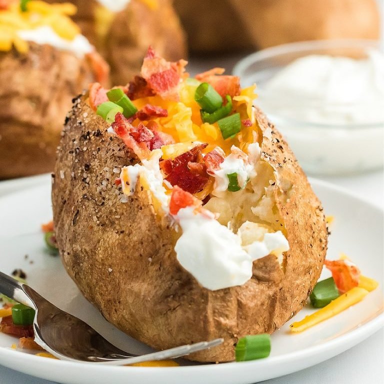 Melissa_MSSK's tweet image. These loaded Air Fryer Baked Potatoes turn out creamy and fluffy on the inside with a crunchy seasoned skin. The ideal side dish for any meal. #airfryer #bakedpotato #sidedish #dinner 
melissassouthernstylekitchen.com/air-fryer-bake…