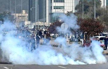 TheSkandar's tweet photo. This is how government employees are being treated in Pakistan. Around 53 protestors died as police used expired tear gas on protesters. https://t.co/UA6NGoF5Un