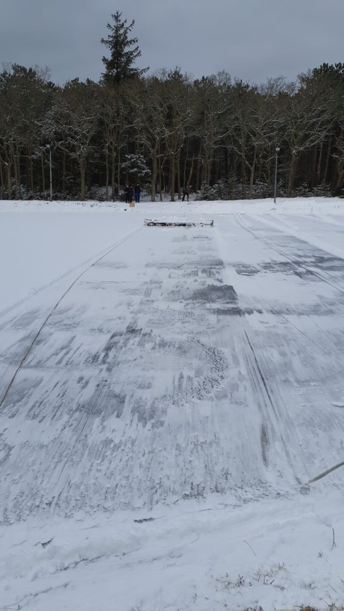 Met een nieuwe techniek proberen we de ijsbaan schoon te maken. Wat vinden jullie er van? #schaatsen #Terschelling