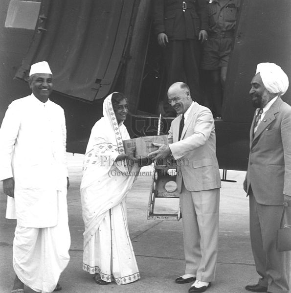 IndiaHistorypic's tweet image. 1947 :: Health Minister Rajkumari Amrit Kaur Receiving Penicillin Cases From Canadian Red Cross Society of Canada

Today Canada Has Asked For Covid  Vaccines From India #IndiaCanada  

( Photo Division )