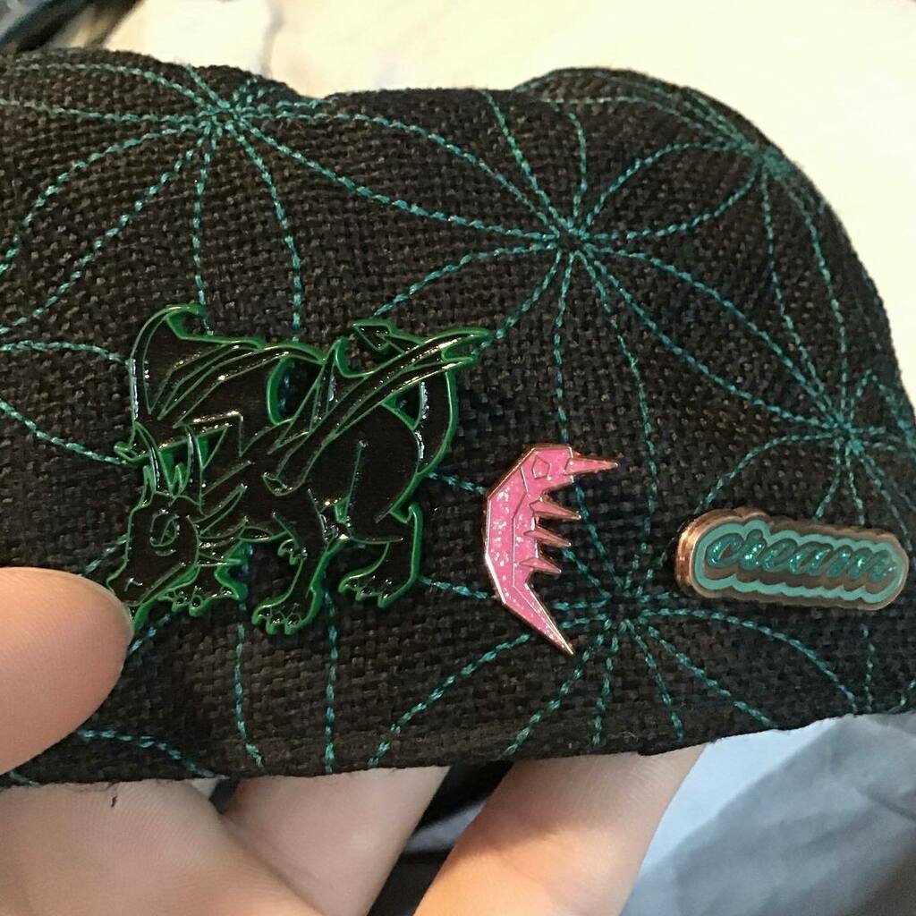 TLCPins's tweet photo. Shrimp gang is coming soon✌️
Frosted animal cracker variant pictured. Dragon pinfo @one_holy_robot 
.
.
#tlcpins #tlcdoesart #osrs #oldschoolrunescape #shrimp #glitter #dragon #cream #electricforest #enamelpin #pingamestrong https://t.co/g544EW3gFk