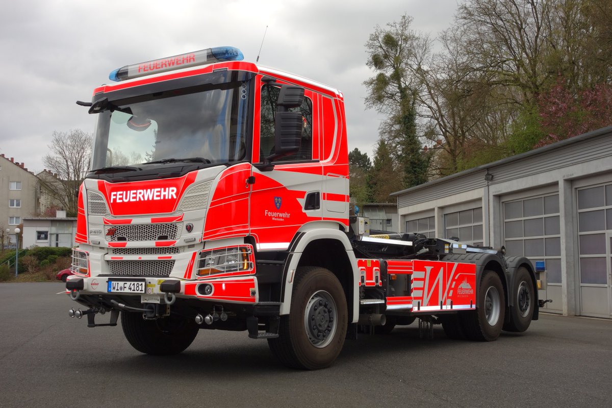 FeuerwehrWI's tweet photo. Zum Transport von #Abrollbehältern sind insgesamt sechs #Wechselladerfahrzeuge vorhanden, die teilweise auch mit #Seilwinden und in einem #Fall auch mit einem #Ladekran ausgestattet sind. #NotrufWiesbaden #112live ^jh https://t.co/vWlDCWzAiI
