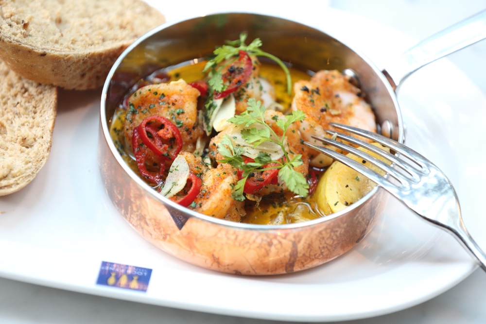 Missing your favourite #seafood dishes and fresh flavours during lockdown? 🐟

Check out our tangy Pan-Fried Chilli Prawns recipe on our website and bring the taste of the Loch home: bit.ly/3p5Se77 🦐