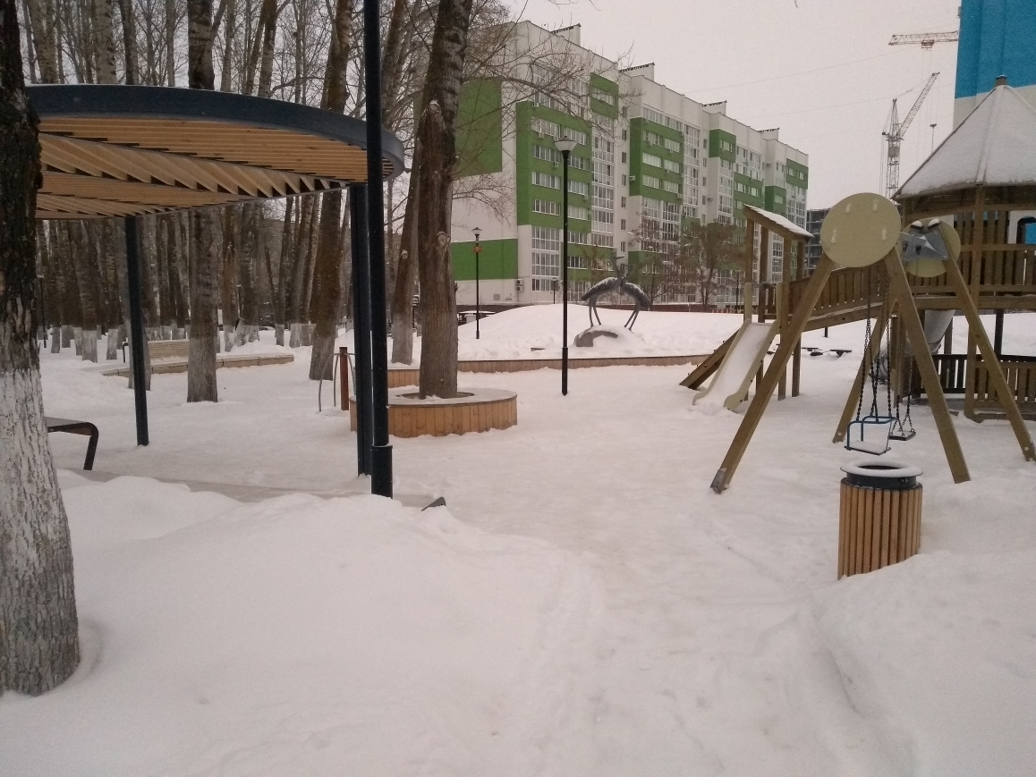 После ночного снегопада Детский парк готовит свои аллеи для прогулок горожан.