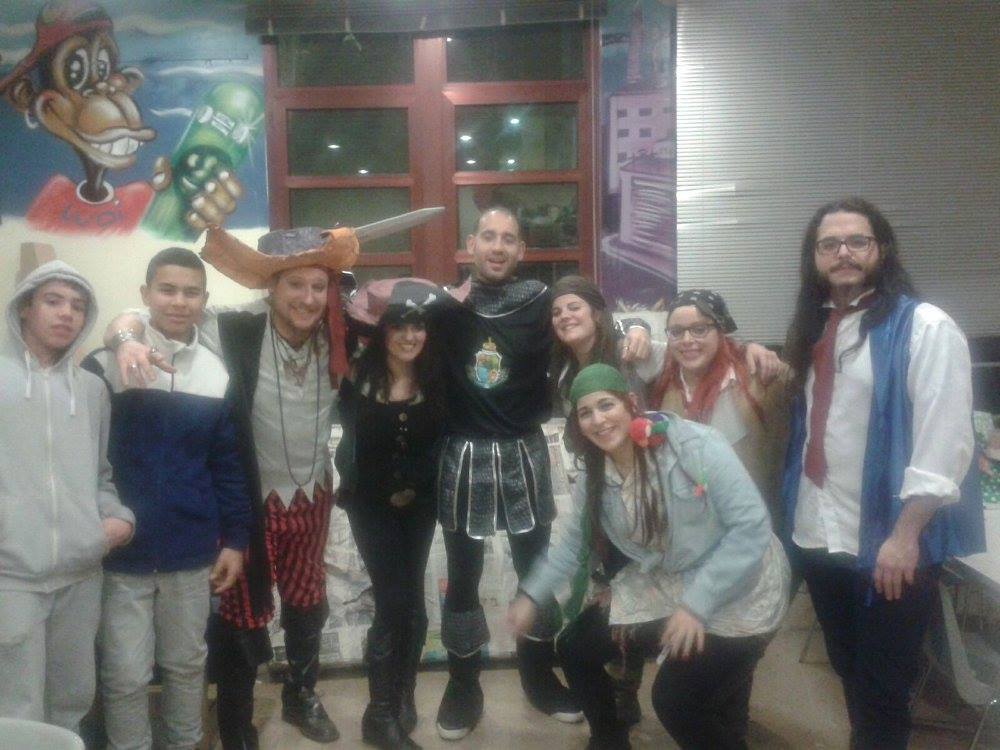 omniaespronceda's tweet photo. Fa 5 anys, ja. Amb la nostra gent de @ludojove. Una tarda de Carnestoltes, com aquesta.

Tornaran les bones tardes com aquesta, ens tornarem a trobar i la tornarem a liar grossa. Fins llavors, cuideu-vos molt i seguiu fent les coses bé! 😊💪💚🤡🎭
#viuelsbarris #CarnestoltesD6Sbd https://t.co/Nl3oik8JVm