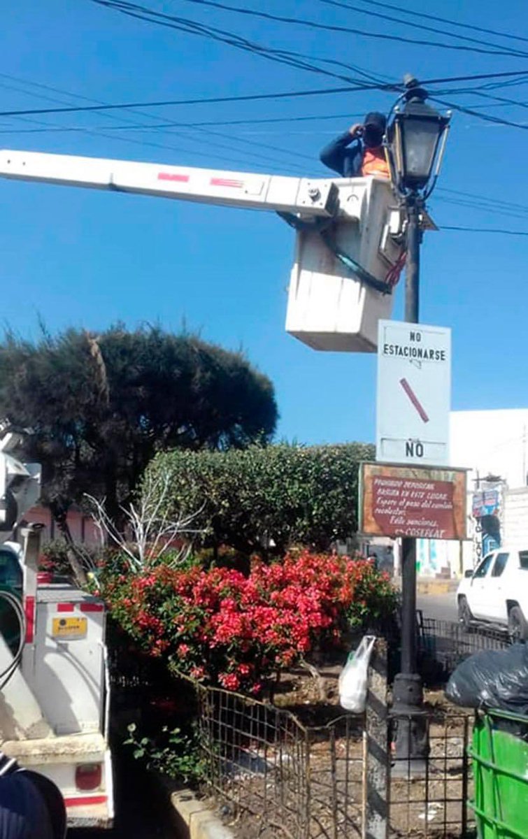 MarquezAJorge's tweet photo. #TulancingoAvanza con una nueva imagen 👍

La Secretaría de Servicios Municipales arregla las lámparas con algún desperfecto en toda la demarcación, subsanándolas o reponiéndolas, dejando en funcionamiento el 80 por ciento de la red de alumbrado público. https://t.co/rBlTDmwCBa