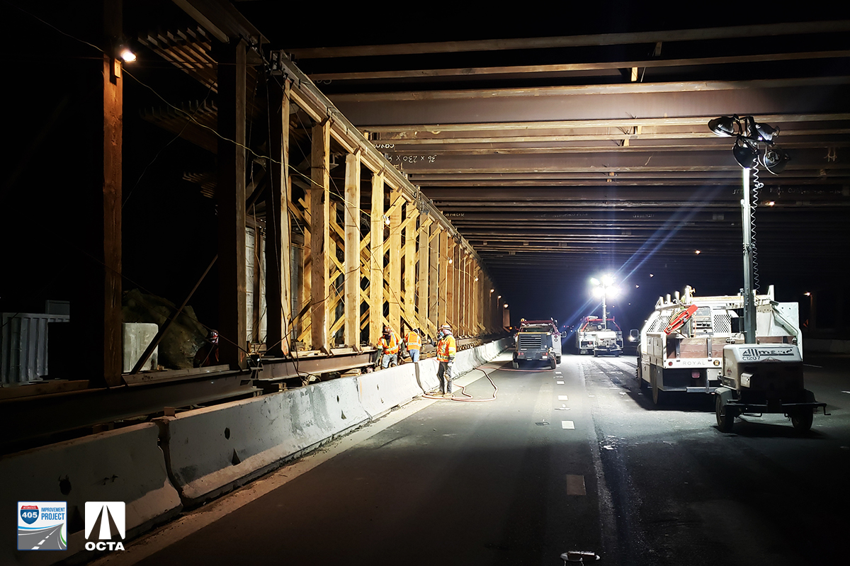 405improvement's tweet photo. Falsework was recently removed on the new Talbert Avenue bridge in preparation of the bridge opening, anticipated this Spring. #Falsework #405Talbert #Construction #OrangeCounty #OC #405Freeway #CaltransOC #405Improvement @fv_cityhall https://t.co/0gqeSFwLsI