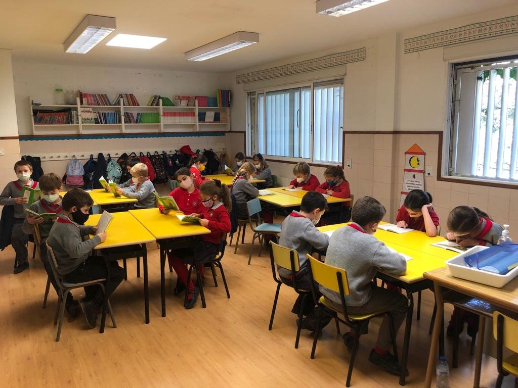 Edelweisschool's tweet photo. "El pequeño Davirón", 5º libro que se leen este año en #3PRIM. Los niños disfrutan mucho con la lectura, a la que dedican 10-15 minutos diariamente. En el #planlector se incluyen divertidas actividades como modelar al protagonista con plastilina https://t.co/cD7F81btWk