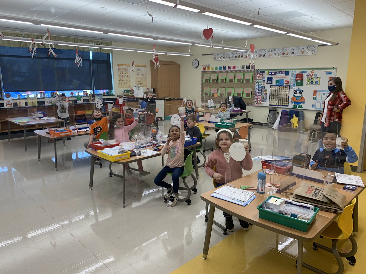 Happy Valentine’s Day! Kindergarten works on their packet and enjoys healthy smoothies made from strawberries and bananas. 🥤❤️❤️❤️