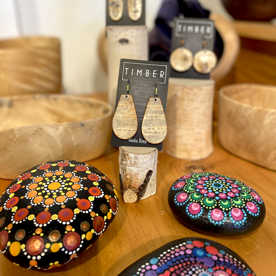 BunnellArts's tweet photo. Featuring #BirchBark earrings by Meghan Simmons, #PaintedRocks by Nancy Johnson &amp; #BirchBurl Bowls by Dennis Randa.

Find the gallery online: https://t.co/oUiKBvRjYT https://t.co/8pxGpYsvMr