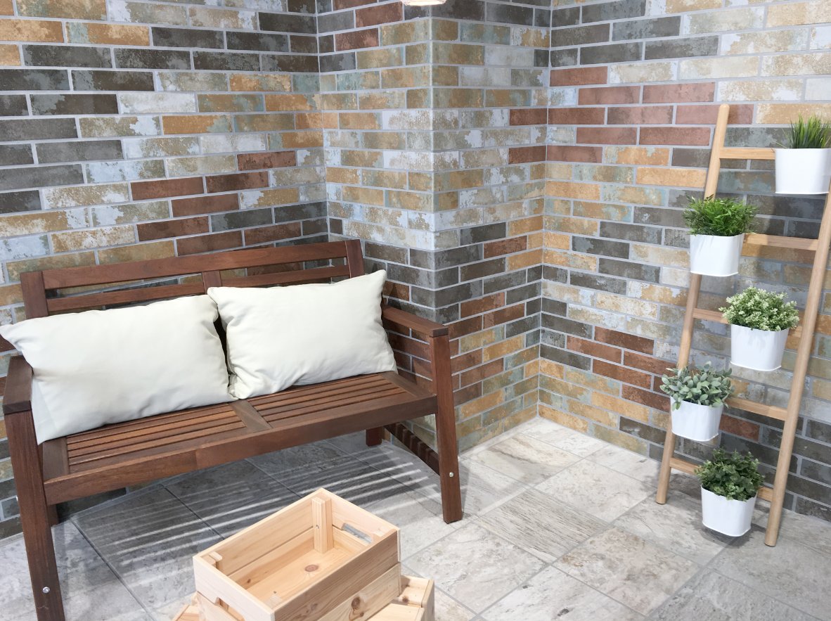 💡Ideas para reformar tu terraza y hacerla acogeadora

🔸Reviste la pared con tiras cerámicas con acabado de ladrillo caravista, la opción de colores y combinaciones es ilimitada!

📷 Revestimiento de pared, colección tiras
💻gresaragon.com/pavimento-cera…