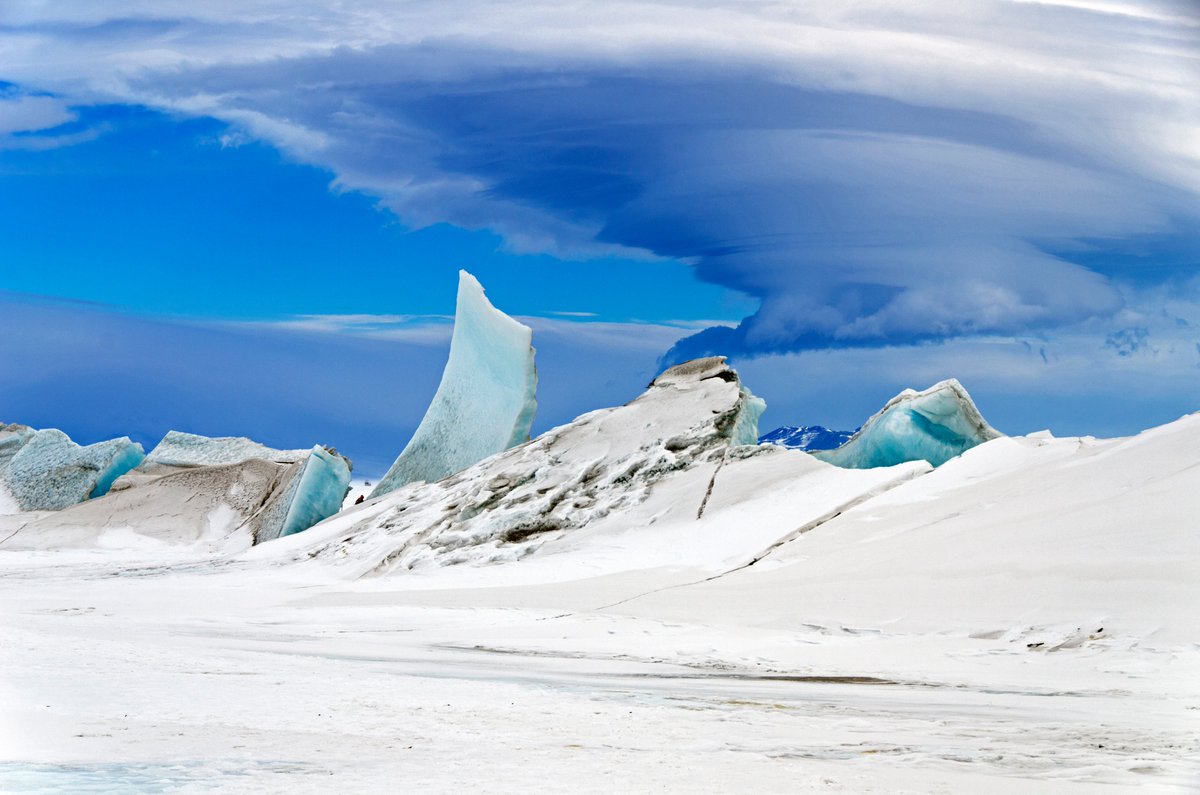 A pressure ridge in the Antarctic ice near Scott Base, with lenticular clouds in the sky  https://en.wikipedia.org/wiki/Scott_Base?uselang=it#/media/File:Pressure_ridges_Scott_Base_lrg.jpg