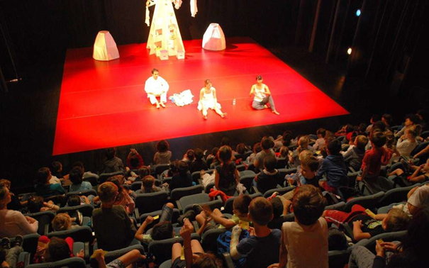 Un mur à gauche, un à droite, un fond, et un dernier invisible, qui sépare la pièce du spectateur.Mais parfois, il arrive qu'un comédien fasse tomber ce quatrième mur en se dirigeant directement au spectateur.