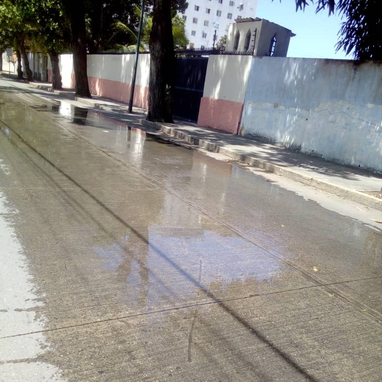 palmar_oeste's tweet photo. Vecinos de la Av La Costanera Urb Palmar Oeste Caraballeda hacen llamado A @HIDROCAPITAL2  @Jateranoficial @Gob_Vargas debido a un bote de aguas servidas inundando casi toda la Av. #Covid_19 @ZodiLaGuaira https://t.co/GuJL8NKNME