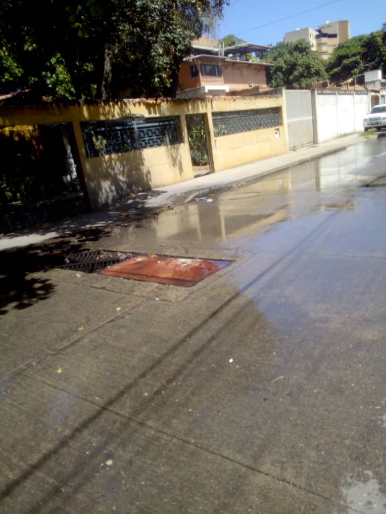 palmar_oeste's tweet photo. Vecinos de la Av La Costanera Urb Palmar Oeste Caraballeda hacen llamado A @HIDROCAPITAL2  @Jateranoficial @Gob_Vargas debido a un bote de aguas servidas inundando casi toda la Av. #Covid_19 @ZodiLaGuaira https://t.co/GuJL8NKNME