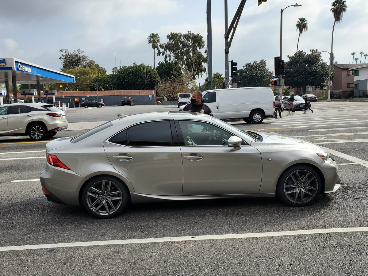 LAPDSouthTraff's tweet photo. CTSU out at LA Brea and Coliseum one of our most traveled streets in the community. We are stressing the importance of traffic safety.@LAPDJonPinto @LAPDHQ @LAPDBlakechow @LapdWoodyard @LAPDChiefMoore https://t.co/q72gyzFyj5
