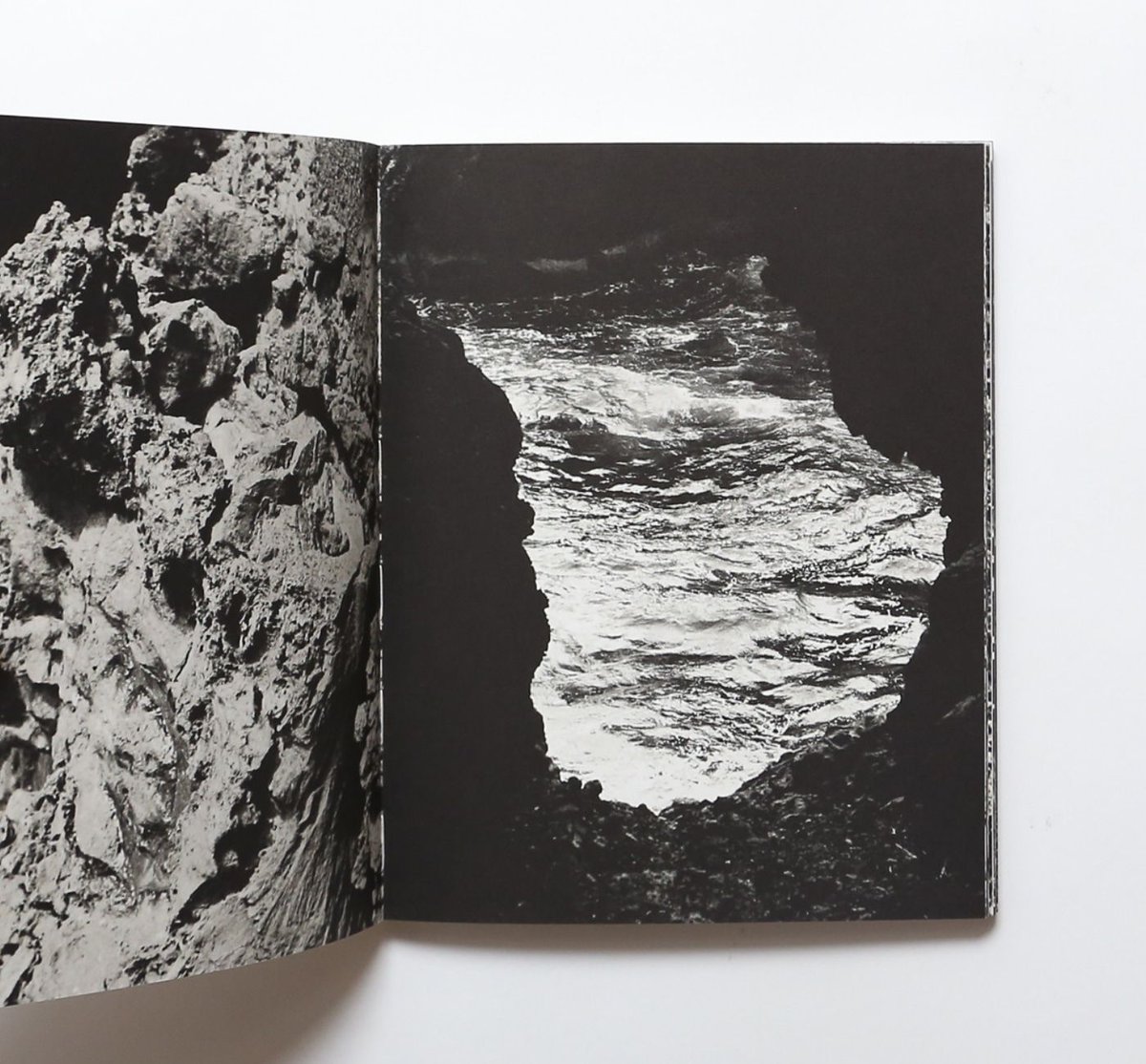 Nostos Books على تويتر Martin D Orgeval Paques フランス人写真家 マーティン ドルジュバルの写真集 イースター島での旅で出会った 観光客のイメージからは遠く離れた風景を モノクロ写真におさめた作品を掲載 詳細 T Co Phjusdljan 入荷一覧