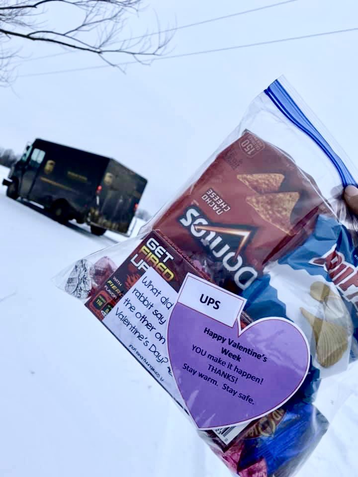 Chico88's tweet photo. Great to see @UPS customers from #Graysville Indiana act of kindness for our #UPSDrivers for #ValentinesDay2021
#ProudUPSer #WeAreUPS @UPSers
Original post πΈ Sarah Hamersley β https://t.co/zSXDqIbrGv β https://t.co/X7hUKTKNID