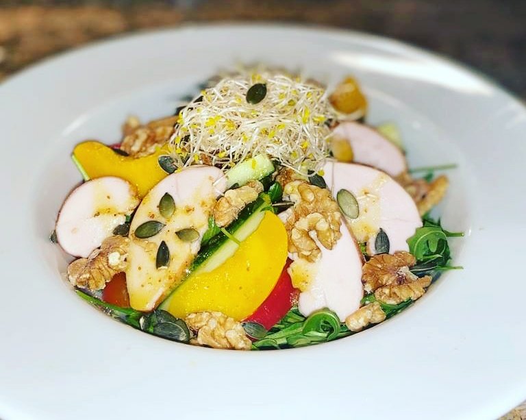 Salade met gerookte kip, perzik en walnoot. #dishoftheday #gezondeten #genieten
