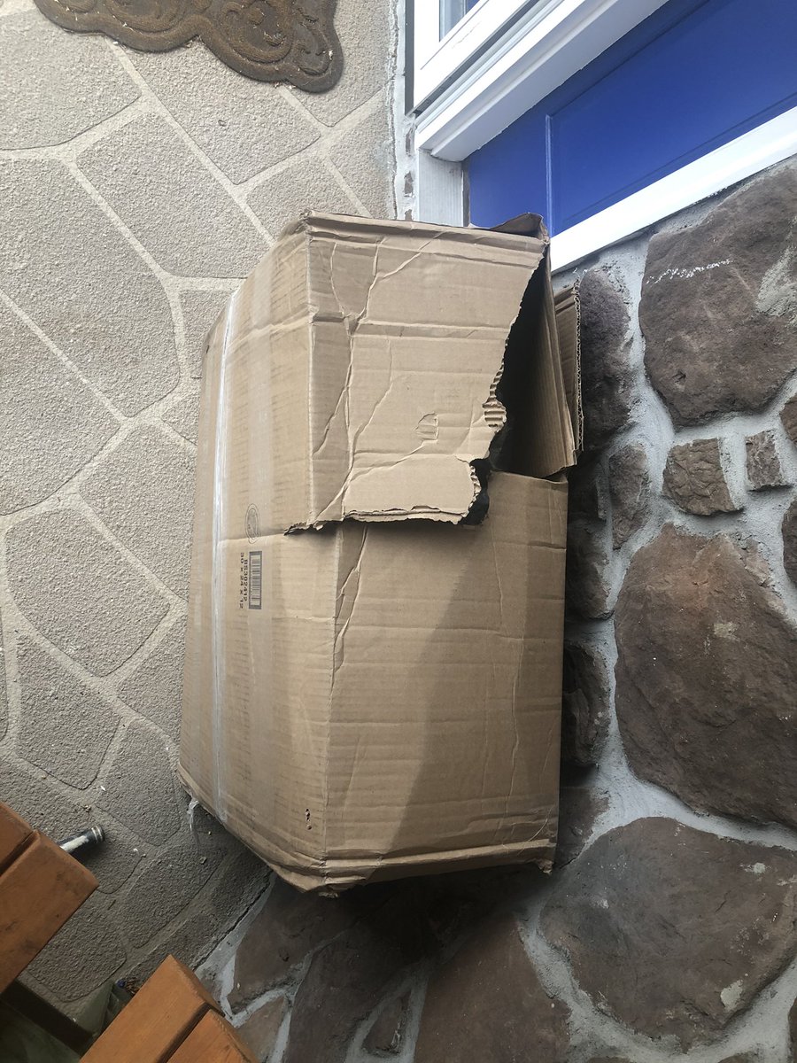 DCarpenter29's tweet image. Wow @FedEx @FedExHelp this is how we deliver packages now?