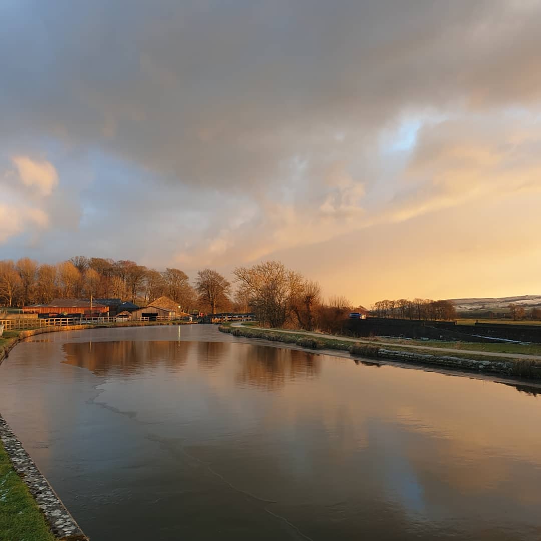 nesscooper's tweet photo. It's the time of year for amazing sunsets 🎉.  Gargrave dodged a rumbly snow storm, it skirted round Skipton and over to Lancashire.   It provided some nice pictures! #sunsetsoftwitter #cloudsoftwitter #gargrave #leedsliverpoolcanal #yorkshiredales #winter #ice https://t.co/r79bmhSlJ6