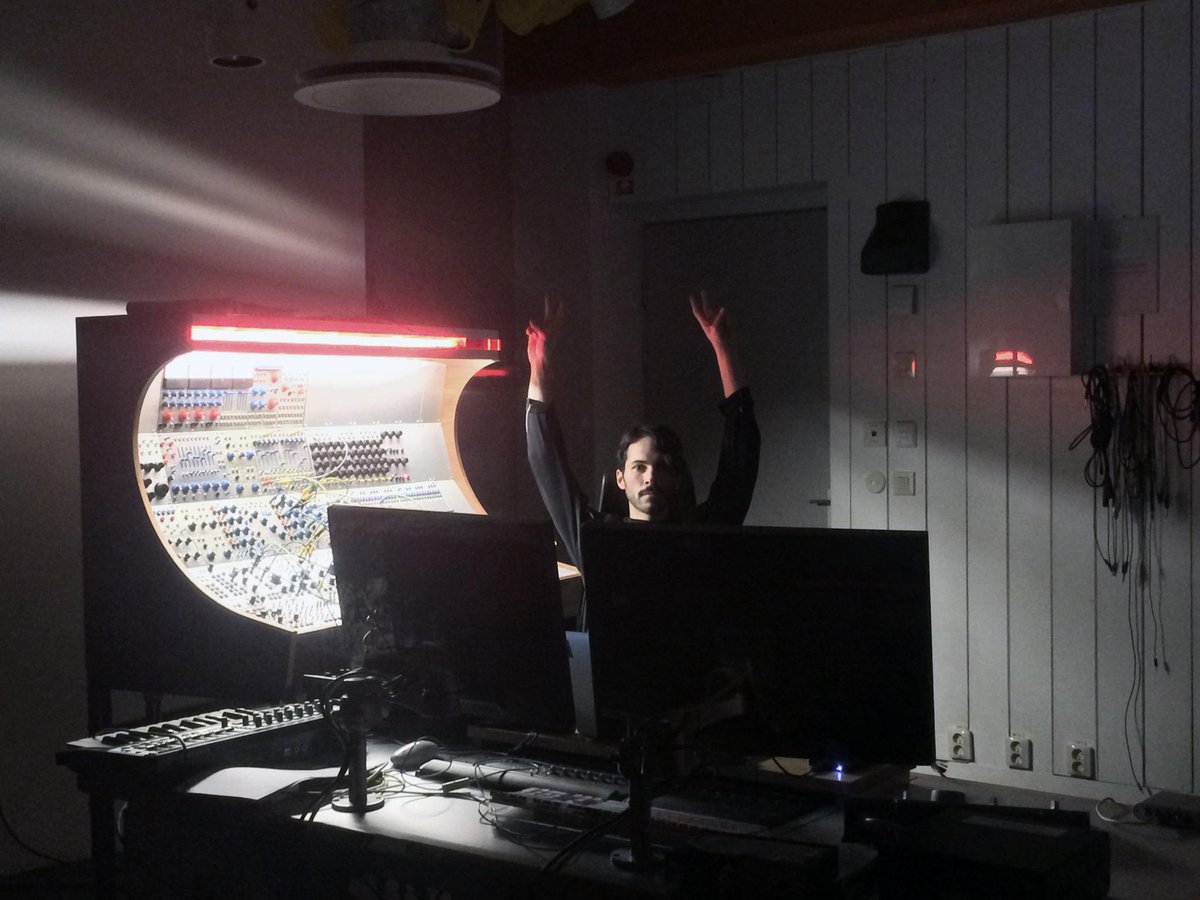 TFW Jeff Buckley's 'Hallelujah' cover comes on the radio.