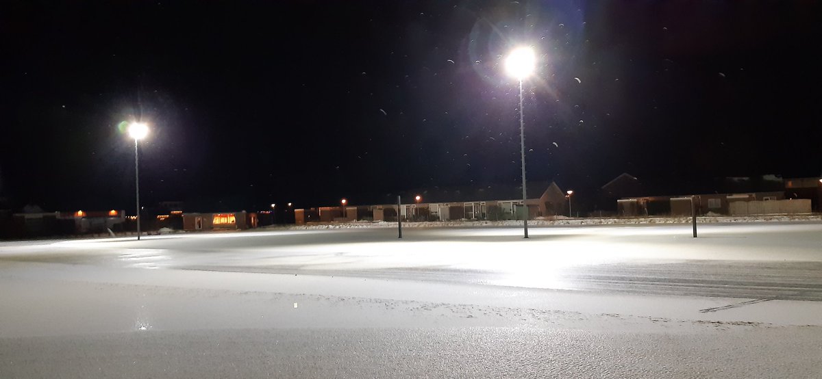 De vraag is niet óf maar wanneer gaat de ijsbaan open in #middelstum! #schaatskoorts #ijsbaan #ijsdikte #schaatsen #nogevengeduld