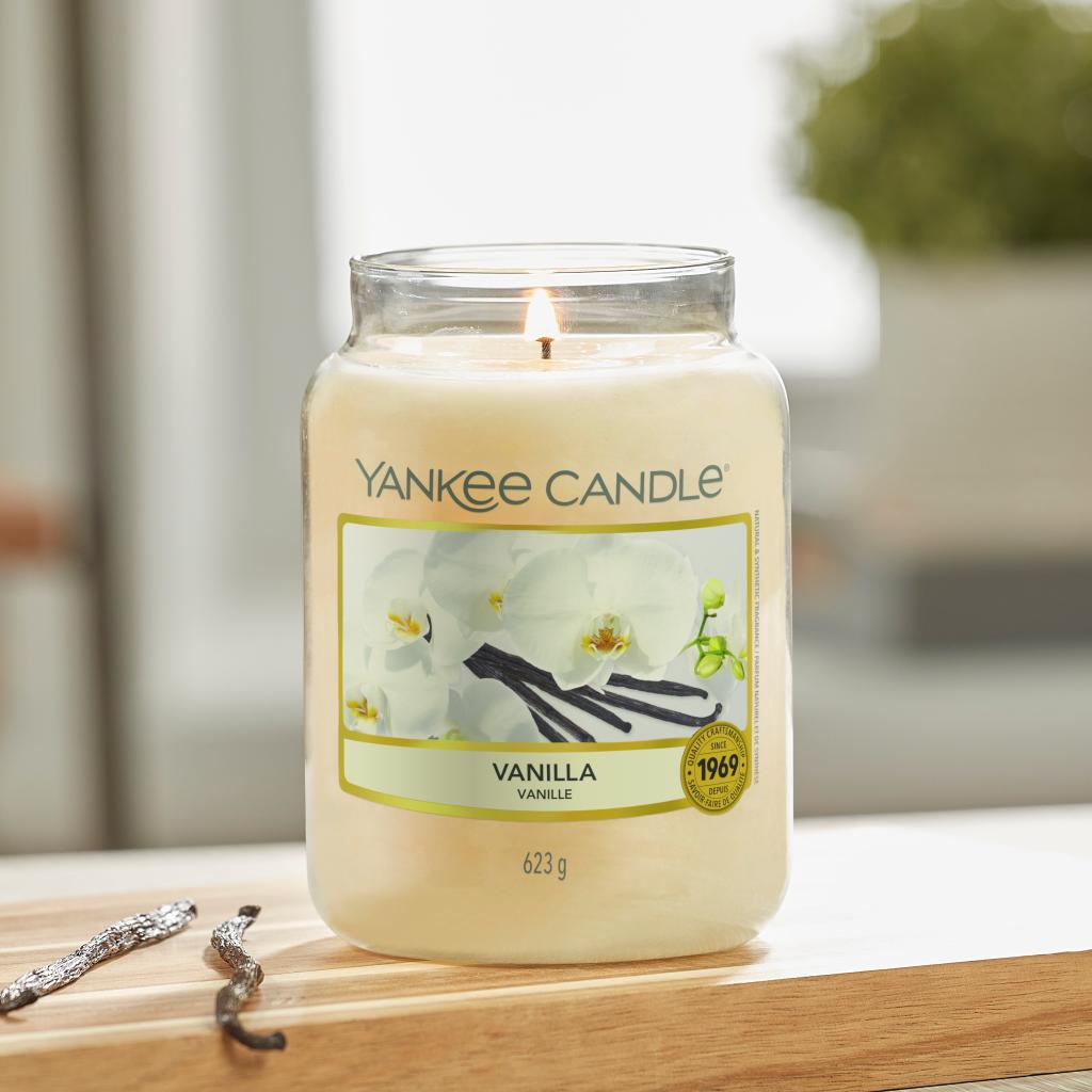 This Week We Love… Vanilla! A pure vanilla fragrance that is both sweet and subdued, sugared yet creamy.

#YankeeCandle

spr.ly/6012HgyQC