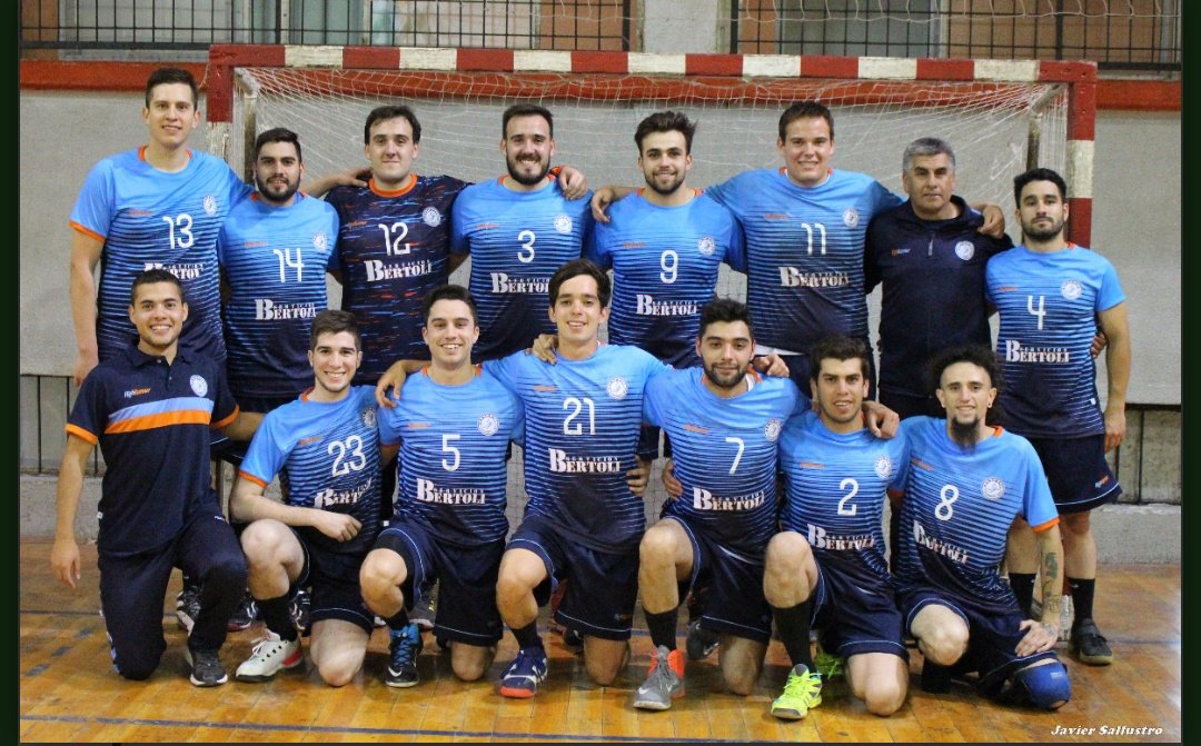 Hoy el Handball Mendocino y Nacional está de luto 
Rodrigo Choly Maya jugador, entrenador y referente de <a href="/HandballTupung1/">HandballTupungato_OK</a> nos dejó fisicamente para jugar SU partido allá arriba..
Yo elijo recordarte así en la 40x20 donde siempre te vi dejar todo
Te vamos a extrañar Amigo