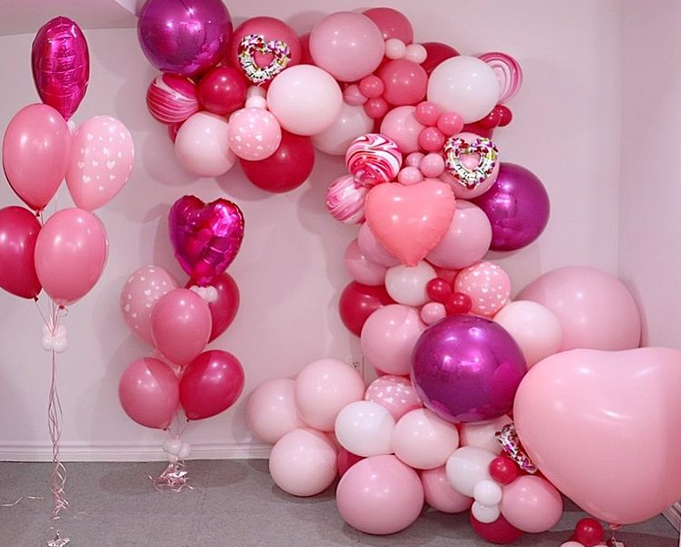 craftngo's tweet photo. We LOVE Valentine's Day balloon art! Show us your balloon bouquets if you make them! This lovely display by @WeBalloonz 
#balloonart #balloonartist #valentinesballoons #valentines #balloonbouquet https://t.co/sNmVXS4fCr