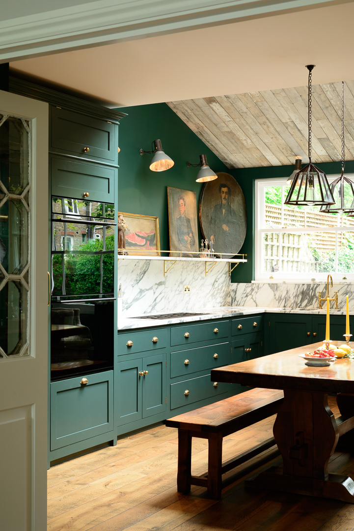 deVOLKitchens's tweet image. Wood on the ceiling, not something you see very often but nothing in this kitchen is run of the mill. It's about being bold and unexpected, throwing out the rule book and embracing eccentricity. If luxe and bohemian can be used together, then this is it. 

#DesignIdeas