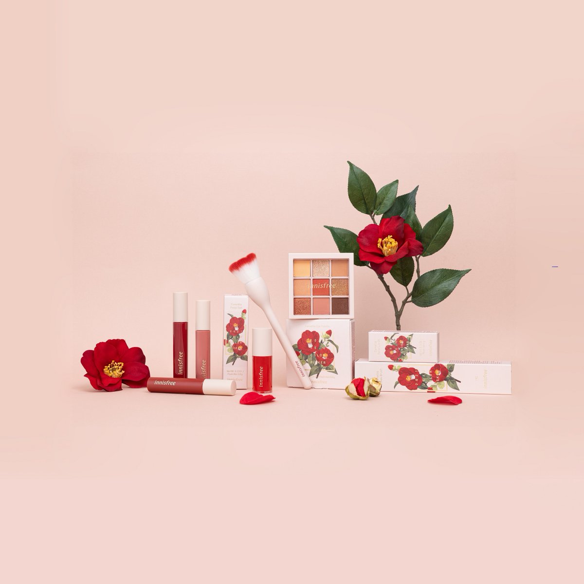 chocond's tweet photo. 今年のinnisfreeの限定も可愛い！
『チェジュカラーピッカー2021カメリアエディション』
2021年3月1日発売
ツバキの花からインスピレーションを受けた限定アイテム。白い肌にそっと乗せれば白銀に佇むツバキのように美しいコントラストを楽しめる✨
去年の限定サクラもとても可愛かった🌸 https://t.co/HFobDMjYGV