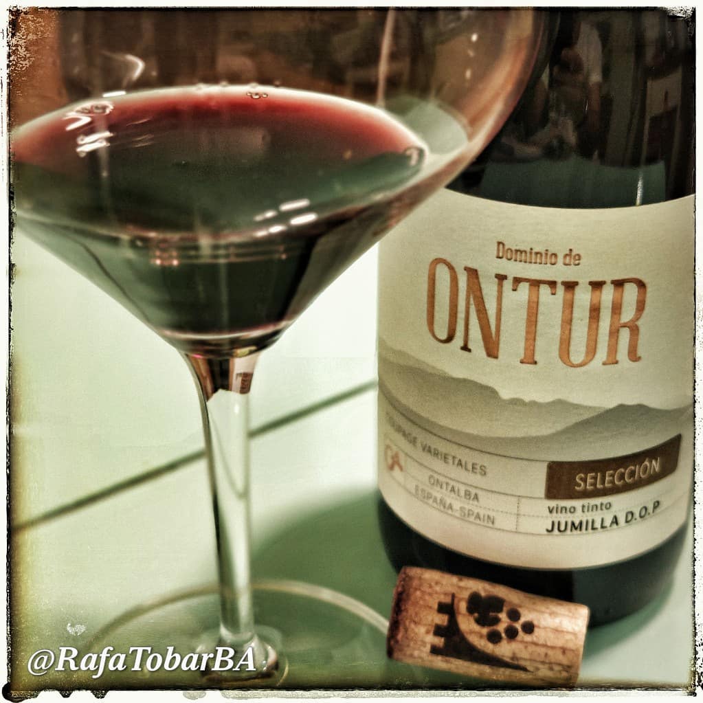 Ontalba_'s tweet photo. El conocido bloguero @RafaTobarBA ha publicado un artículo sobre el reciente lanzamiento de Dominio de Ontur Selección 2018. Un vino de @Ontalba_ que está logrando muy buenas críticas y que no deja a nadie indiferente 🍷🍷😍 
Aquí el artículo 😉👇

https://t.co/uzI61egGyk https://t.co/LzoVLraNdn