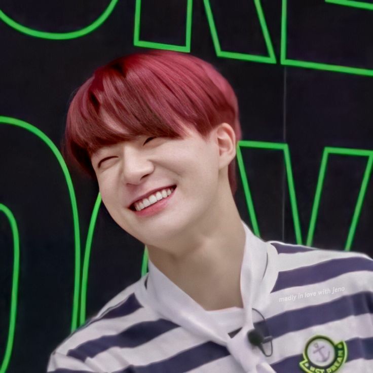 a thread of jeno's eye smile