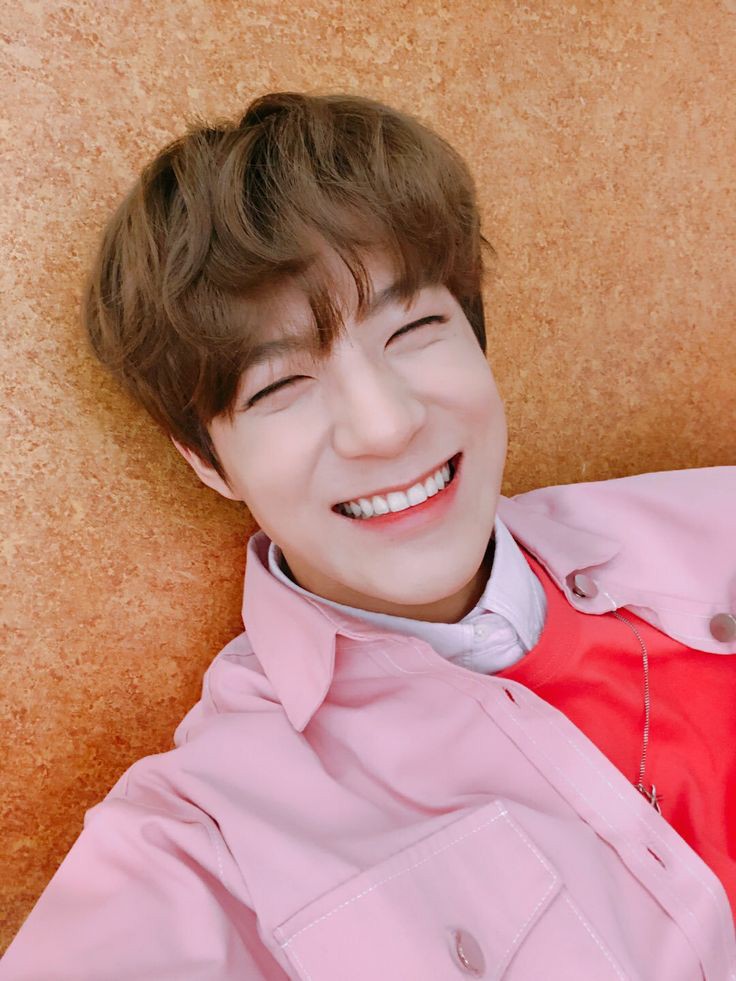 a thread of jeno's eye smile