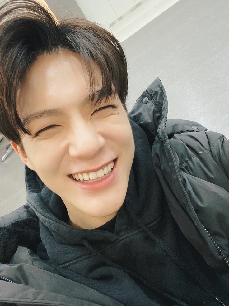 a thread of jeno's eye smile
