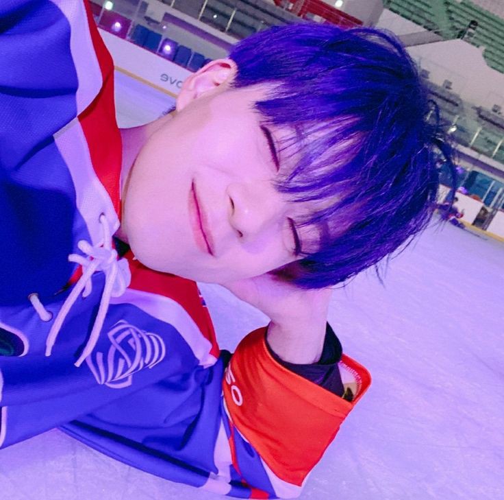 a thread of jeno's eye smile