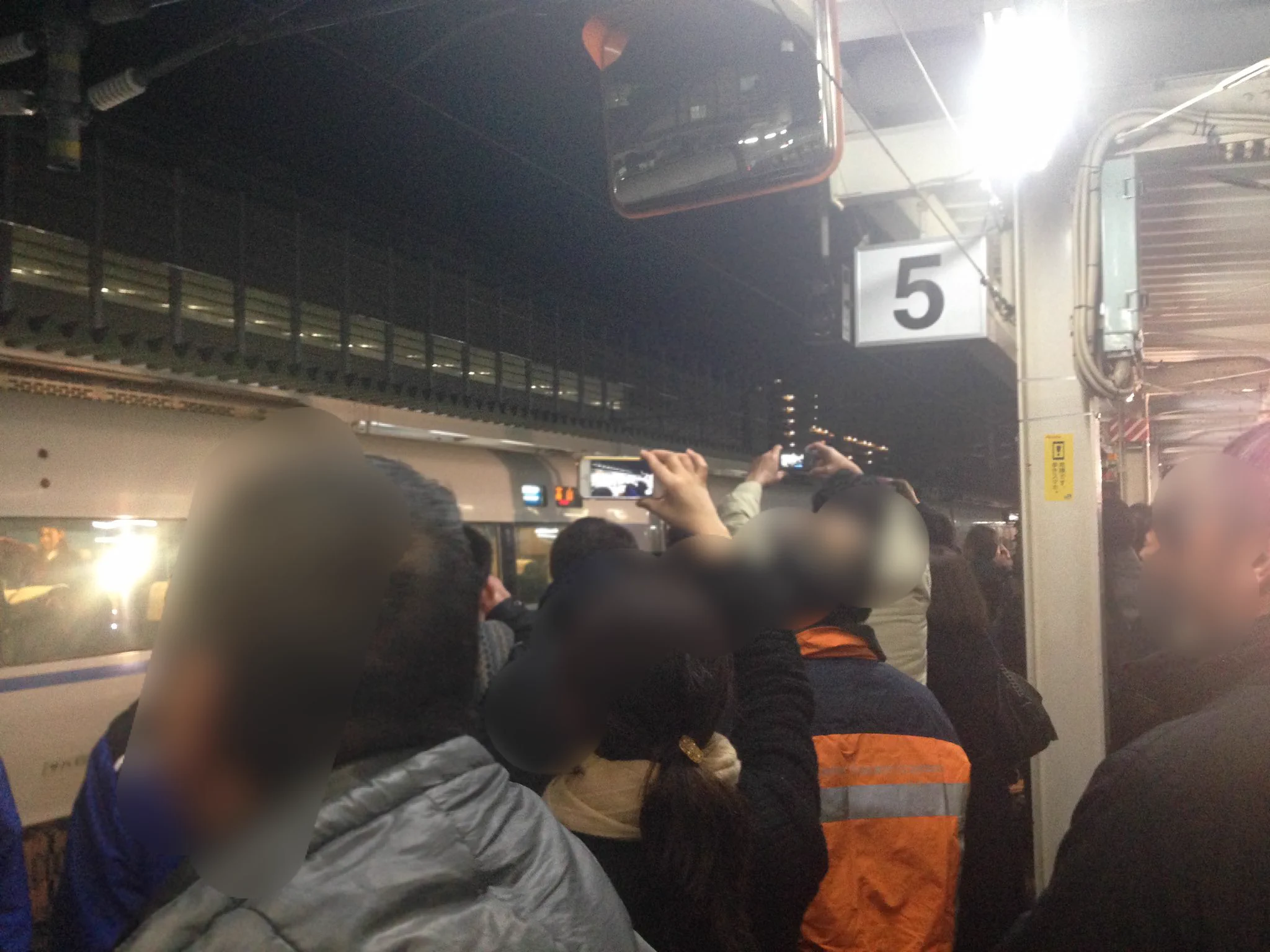 @Section_Rapid ワイ、スマホ民だから構図は気にしない！
他の撮り鉄たちが映り込んだ方が、イベント感があって好きです。 