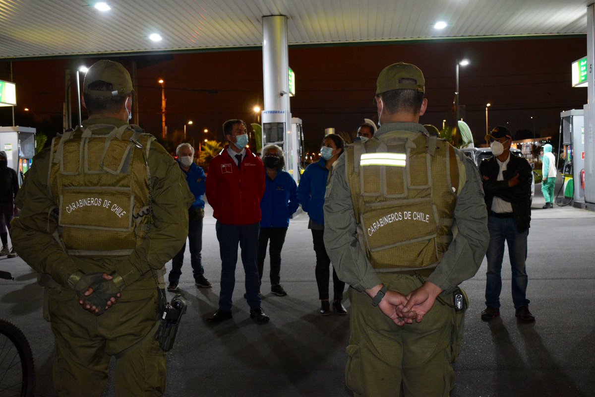 DPRCoquimbo's tweet photo. [AHORA] En el sector El Milagro de #LaSerena @CarabCoquimbo en compañía del Gobernador de Elqui @Marcelogutierre realizan ronda policial para visualizar la presencia policial y disminuir la sensación de inseguridad de los vecinos https://t.co/hIJWhjmgAK