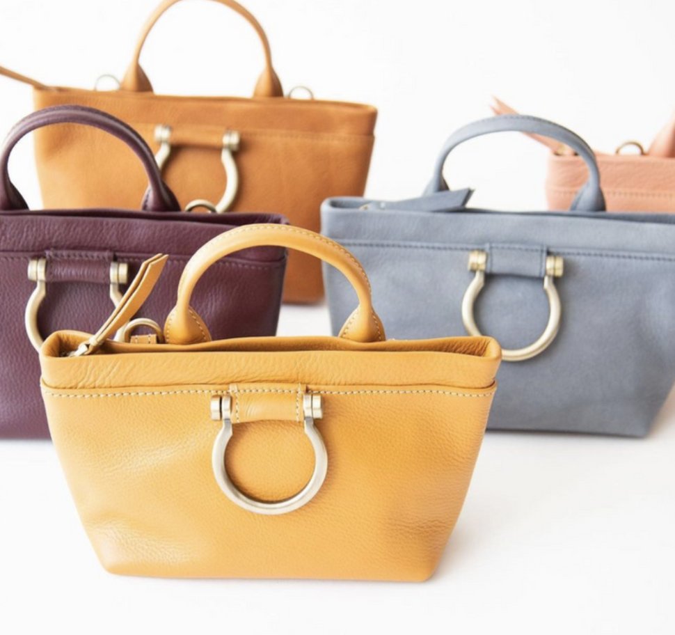Everything is better as a mini 👛 We have a new blog out today on the mini bag trend! Check it out on our website &amp; sign up for our email newsletter for more sapahn fashion tips, announcements &amp; sales!

👉 bit.ly/2N9U1eg