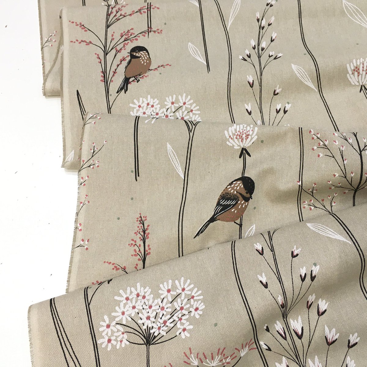 Gather_N_Sew's tweet image. My absolute favourite linen look fabric - Wild Meadow. The flowers are so delicate and just look at those birds. Cushions, blinds, bags... I want to make everything!!! 😍 #linenlook