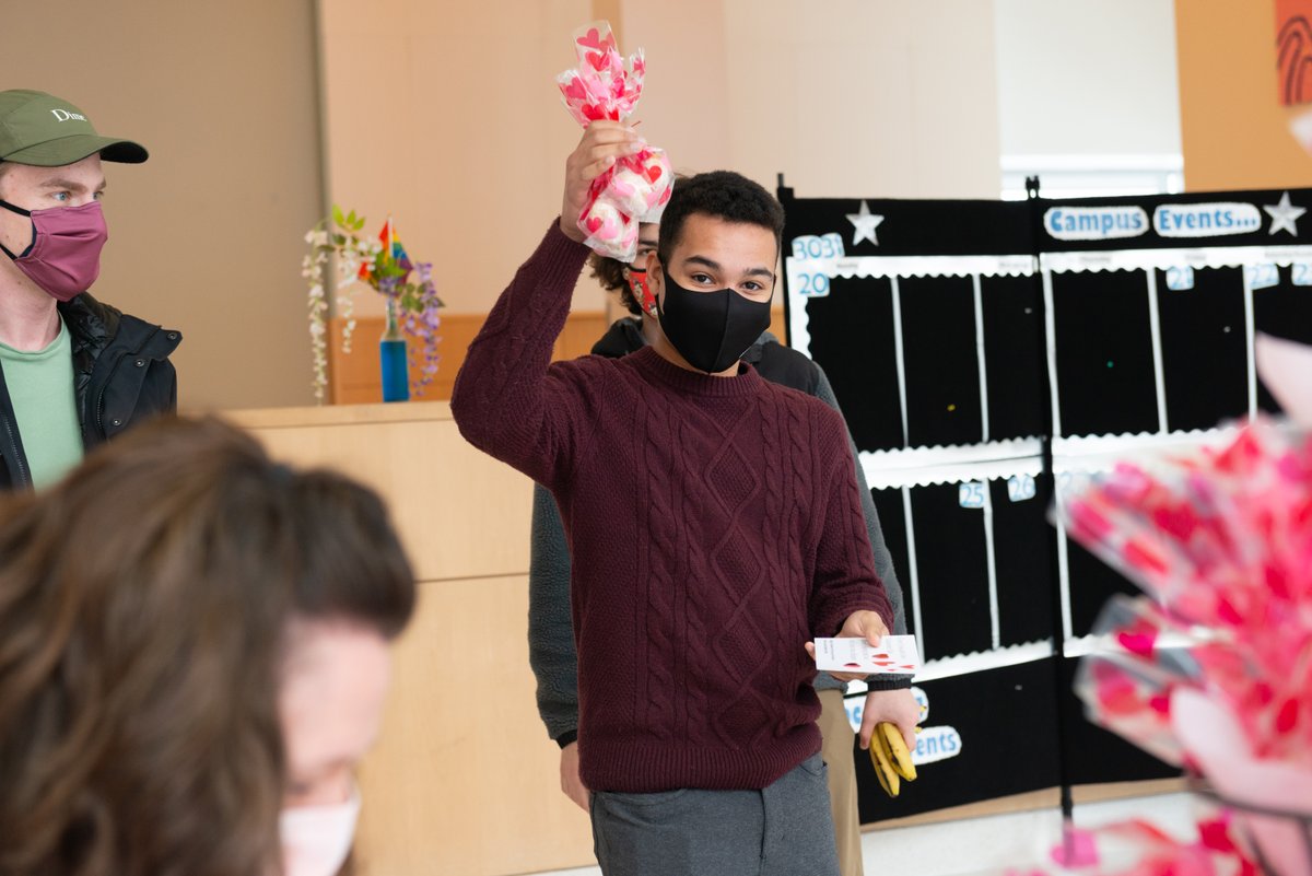 OlinCollege's tweet photo. Olin MarCom + Student Affairs collaborated to provide our #Oliners with some tasty treats (Beignets) in the spirit of Valentine's Day. ❤️ Students were able to pick up their pastries and heart-decorated cards during lunchtime at the Dining Hall. 💙 More: https://t.co/Pqhhb9TXfs https://t.co/OBjd73PUxy
