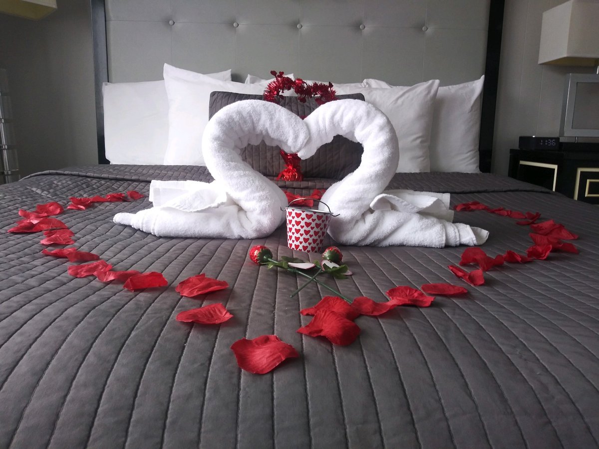 It’s not too late to plan a stay at HRO this Valentine’s day! We’ll set the mood right by decorating your bed with rose petals, chocolate roses and our own Love Swans! We have an amazing deal this weekend so book now! ❤️❤️

Book Now: ow.ly/2m7L50Dx34b