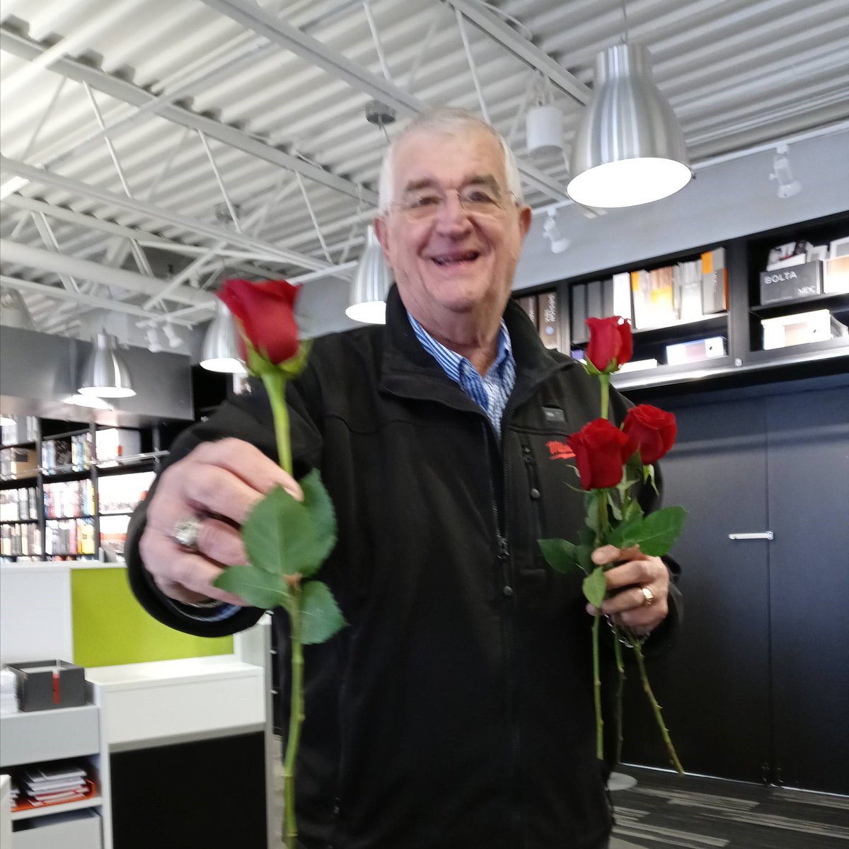 CJMakeYourSpace's tweet photo. Every Valentine's Day (week) - the #C in @CJMakeYourSpace gives all of the Ladies in the Office #Roses🌹❤️🥰 #CRShowsLove #CJGoesRosie https://t.co/E7bP4hzJFO